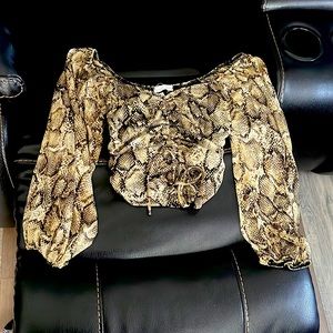Cute spring/summer snake skin styled crop top